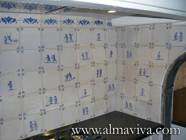 Ref. DC25 - Backsplash with Delft tiles 13x13 cm (about 5''x5''). Alternating children's games with white tiles. Corner motif is known as ''oxhead''.