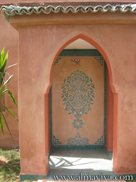 Douche en zellige marocain. Le décor de l'arbre est dessiné par grattage dans l'émail, puis les carreaux sont recouverts d'une fine glaçure transparente