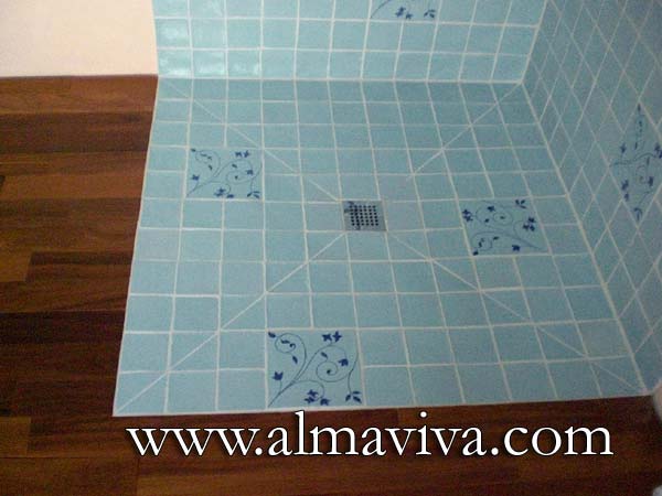 Ref. CD23 - Celadon bathroom (see Keywords). 10x10 cm (about 4''x4'') plain tiles in the shower, alternating with a 20x20 cm (about 8''x8'') decorated tile