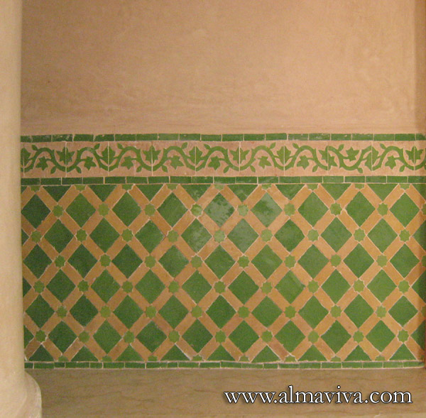 Green panelling and frieze. The zellige (see keywords) allow a great variety of geometric combinations