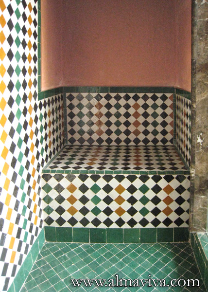 Douche à l'italienne avec banc, blanc, vert, brun et noir