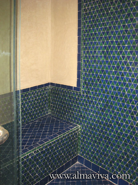 Douche à l'italienne en zellige, avec assise, vert et bleu