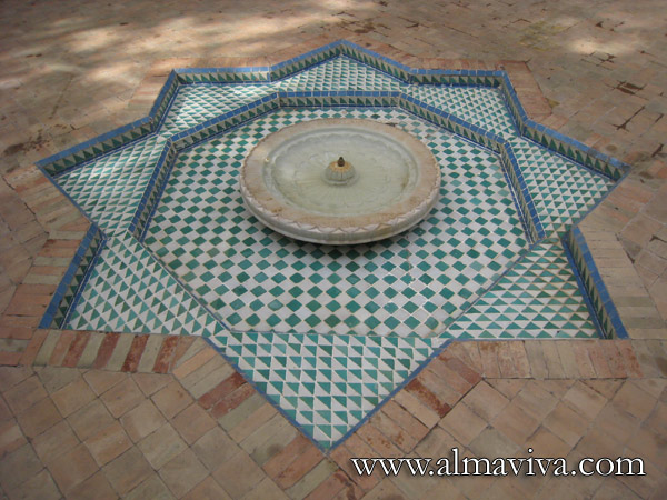 Fontaine marocaine en forme d'étoile recouverte de zellige
