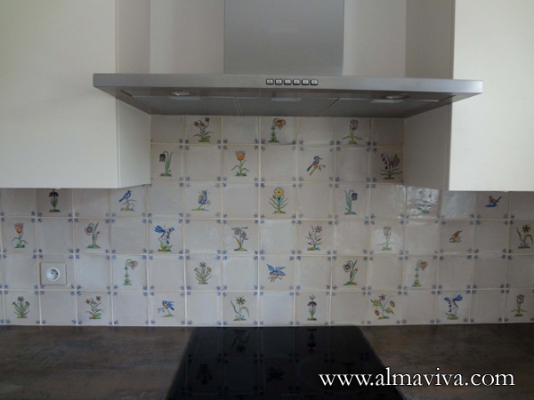 Ref. DC01 - Kitchen decorated with Delft tiles decor ''flowers'', alternating with white tiles, corner ''bee''