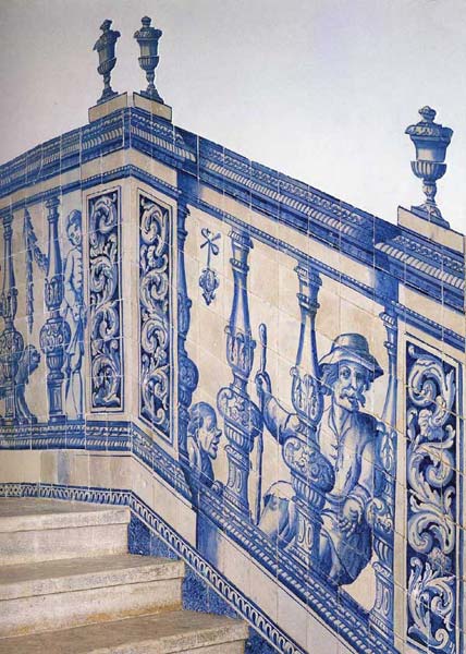 Ref. A49 - Stairway with a trompe-l'oeil balustrade painted on azulejos.